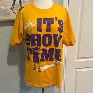 Mens UNK NBA Sz L Kobe Bryant Los Angeles Lakers “It’s Showtime” Graphic Tee
